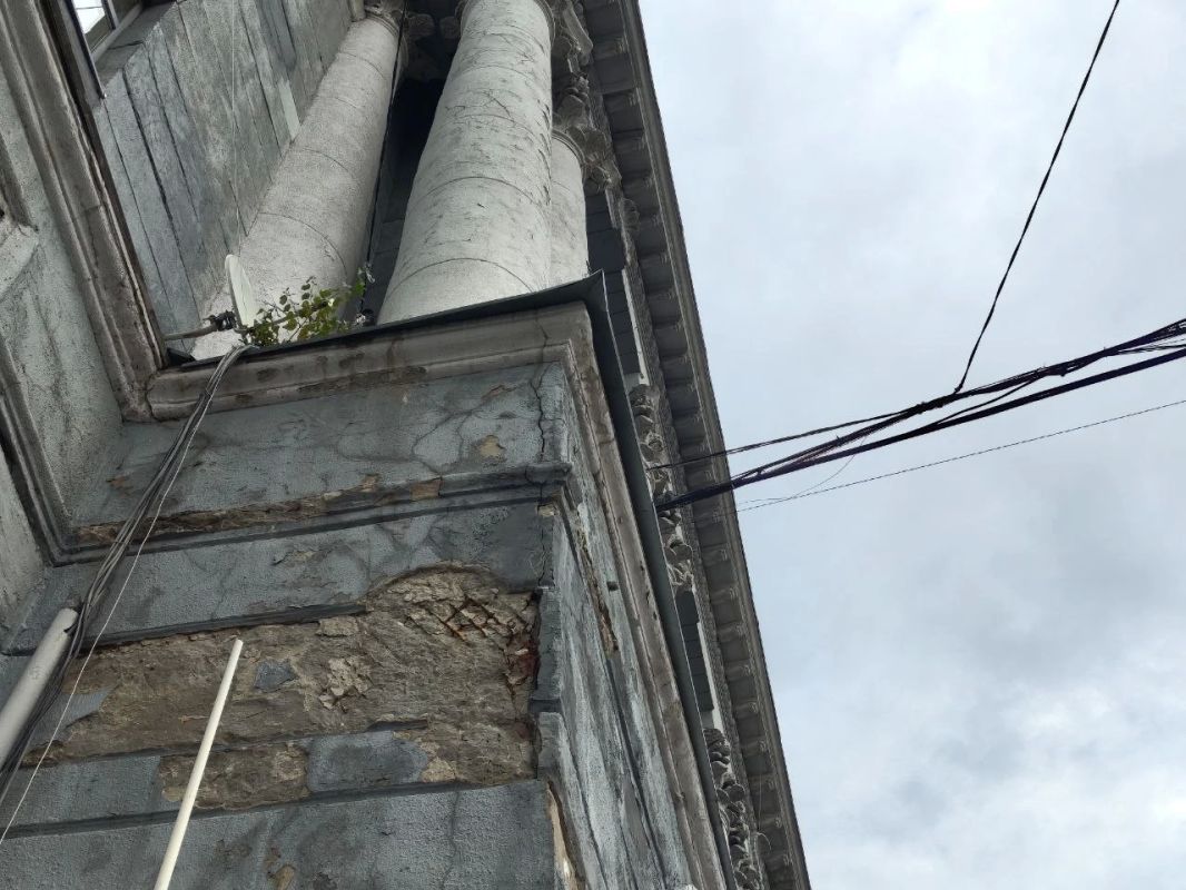 В Курске с гостиницы "Центральная", расположенной на Красной площади, обваливается штукатурка