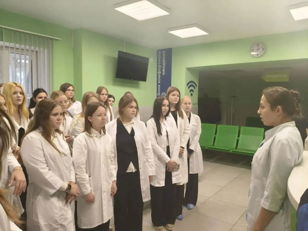 Курские школьники заглянули «за кулисы» областной больницы