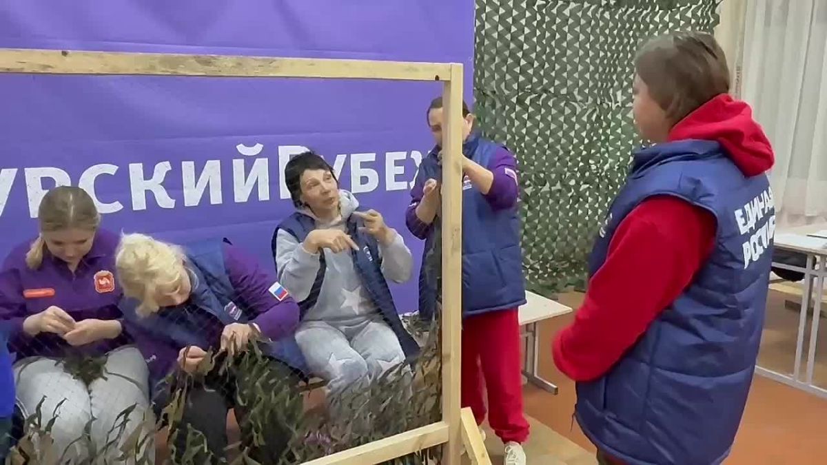 Игорь Кастюкевич: Курская область. Мастер- класс по плетению массетей, это не только помощь нашим военнослужащим, но и хорошая возможность для участников новой смены волонтерского лагеря Единой России «Курский рубеж»...