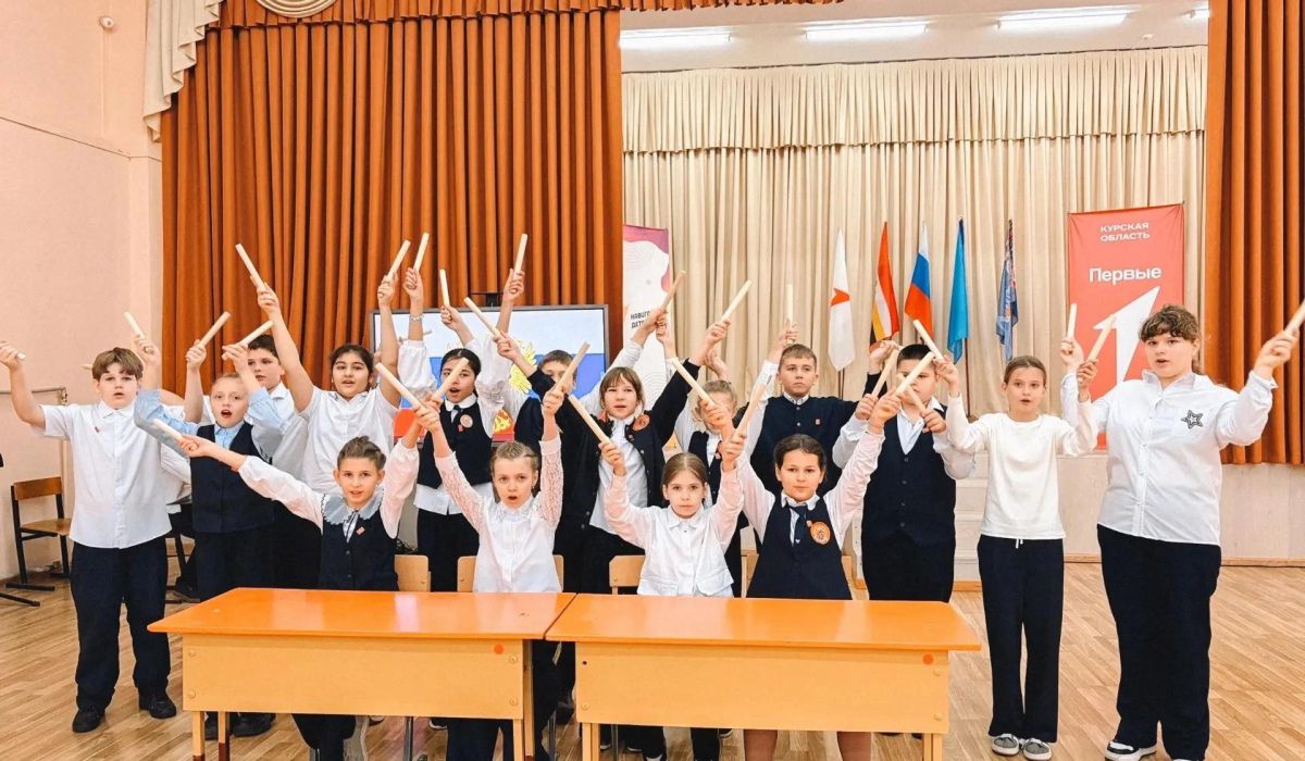 В Курске в школе № 52 пятиклассников приняли в «Движение Первых»