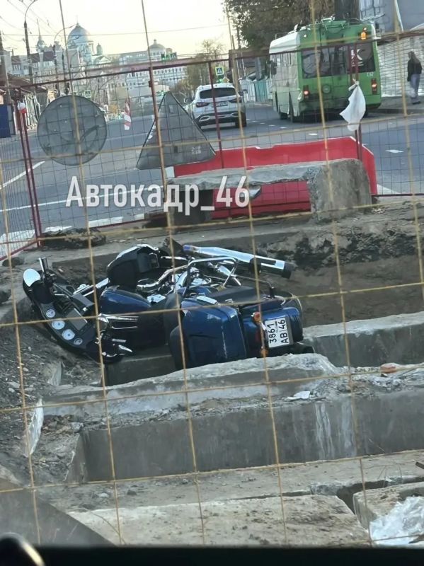В Курске мотоциклист влетел в разрытие на Красной Армии