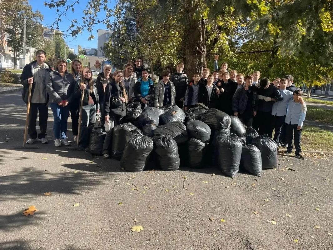 В Курске от мусора и листвы очистили два сквера и сад «Победы»