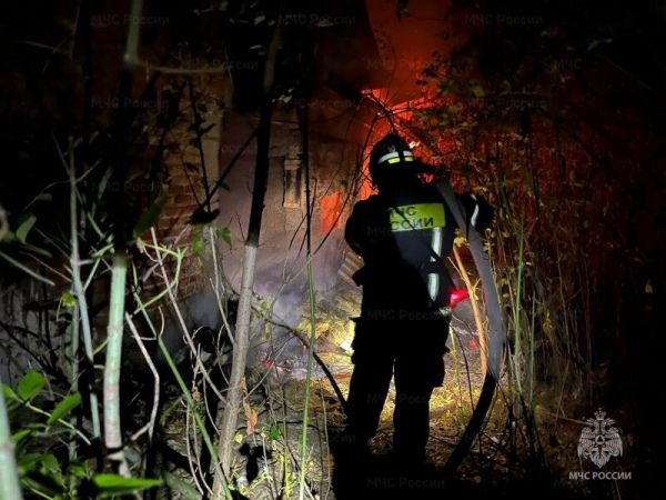 В Курске тушили пожар в дачном поселке