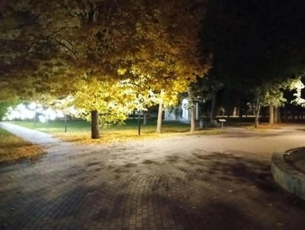 В Курске вернули освещение в парке Железнодорожников