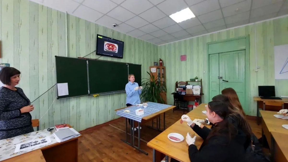 В Фатежский филиал Дмитриевского агротехнологического колледжа на экскурсию пришли учащиеся девятых классов Фатежской школы №2 вместе с их классными руководителями