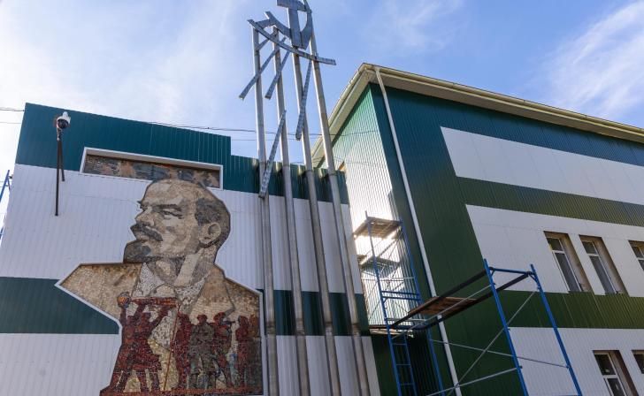 В Курске отреставрировали советскую мозаику на стеле «Курскхимволокно»