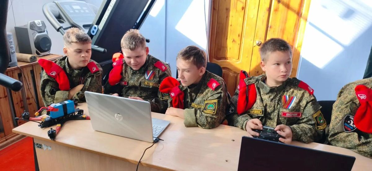 Вперёд — к новым высотам!. В рамках проекта «Асс пилотажа» молодёжь Курской области всё глубже погружается в захватывающий мир беспилотной авиации