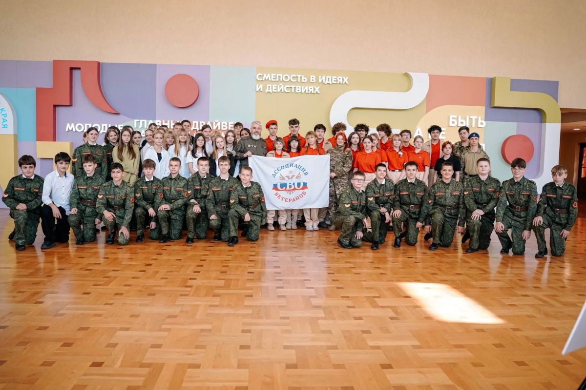 Накануне принял участие в открытии военно-патриотической выставки «Связь поколений» в областном Дворце молодёжи