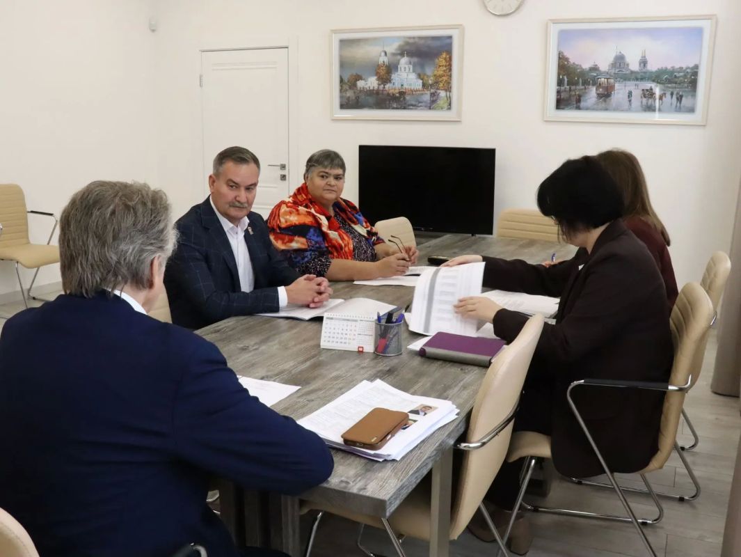 Сегодня Панфёров Владимир Сергеевич провел рабочее совещание с главой Золотухинского района Сергеем Васильевичем Шумаковым