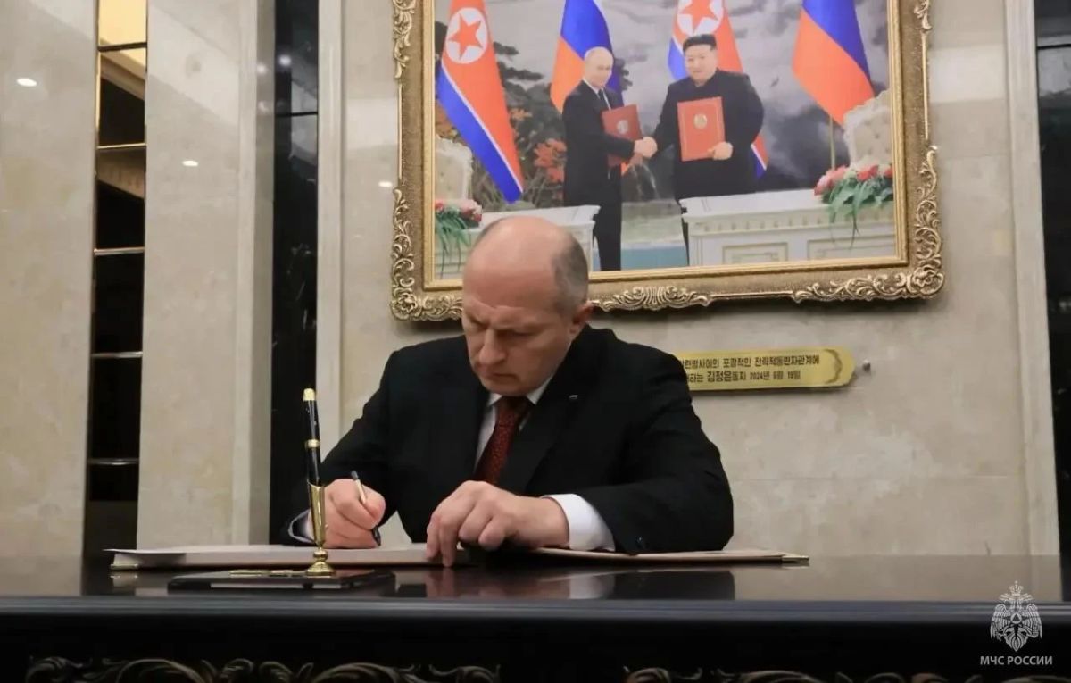 Глава МЧС России почтил память героев Корейской Народной Армии в музее Пхеньяна