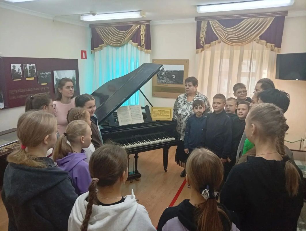 Учащиеся Фатежской школы № 1 отправились на экскурсию в дом- музей великого композитора Г. В. Свиридова