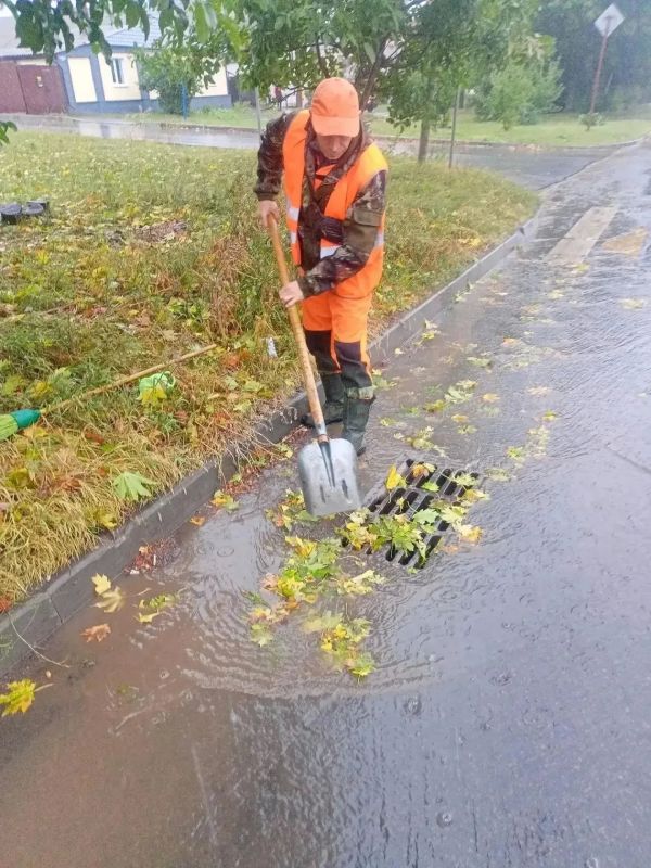 Дождь заставил: в Курске чистят ливнёвки