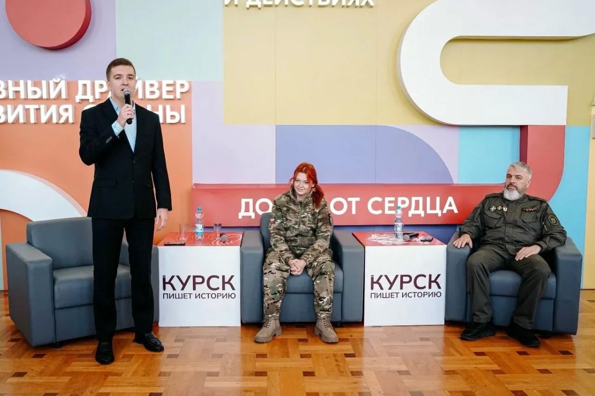 Во Дворце молодёжи открыли выставку «Связь поколений»