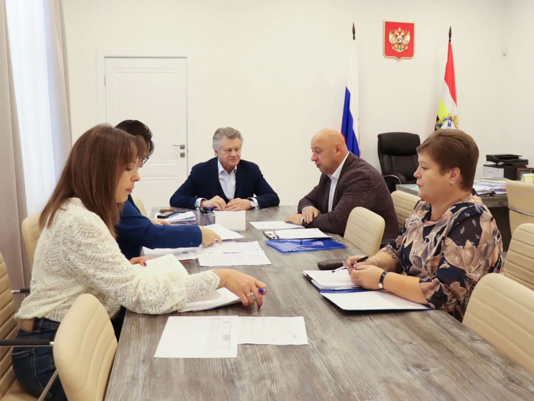 Сегодня Владимир Сергеевич Панферов провел рабочее совещание с главой Конышевского района Новиковым Дмитрием Александровичем