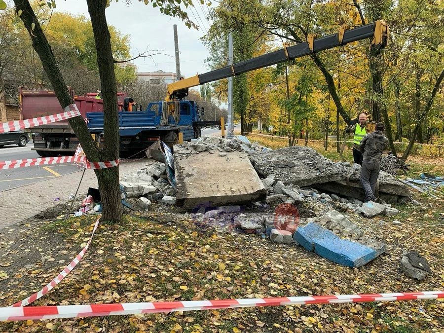 В микрорайоне КЗТЗ сегодня снесли бетонную остановку «Улица Заводская» с мозаикой