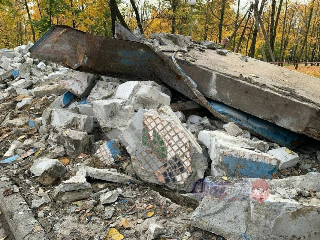 В Курске снесли остановку «Улица Заводская» с мозаикой художника Виктора Морозова