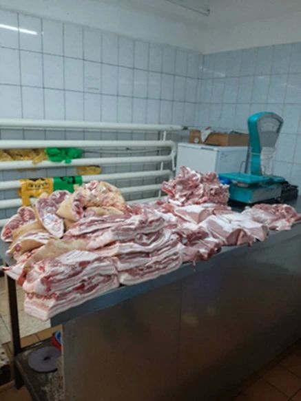 В Курской области на рынке торговали сомнительными субпродуктами
