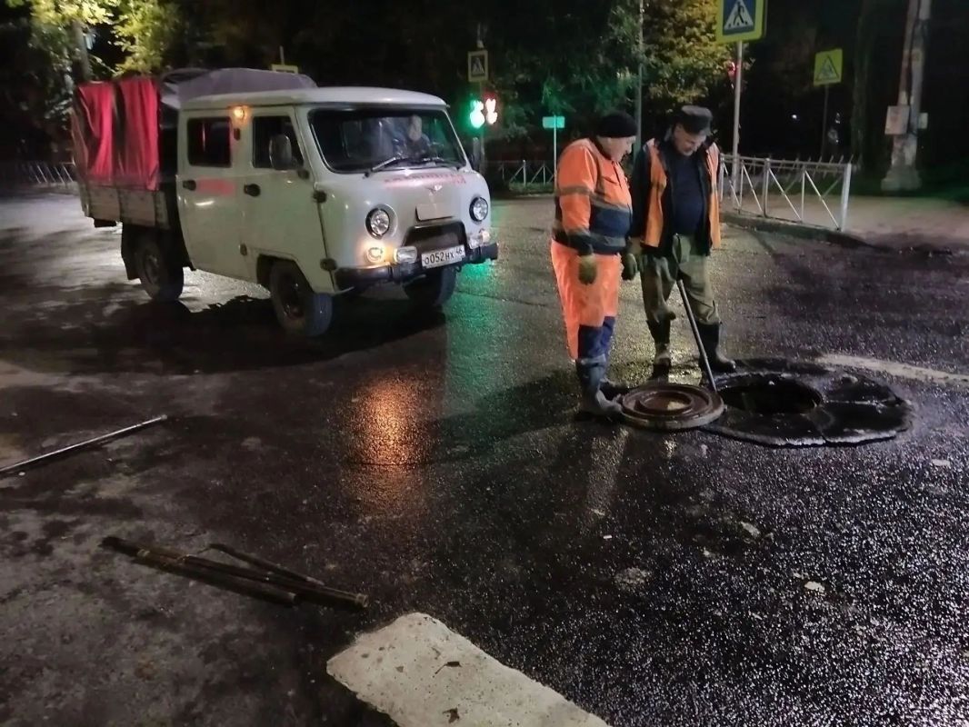 На улице Дейнеки в Курске устраняют засор на коллекторе