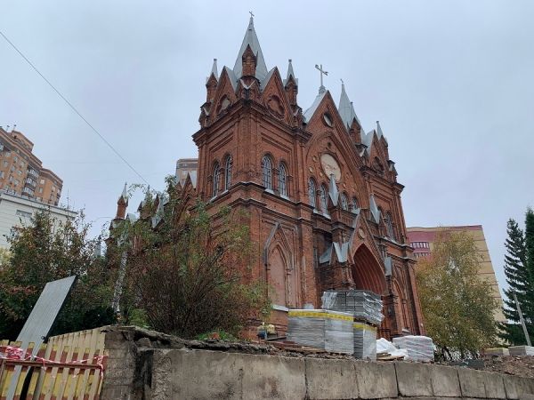 В Курске снесли ограду костела, в котором венчался Малевич