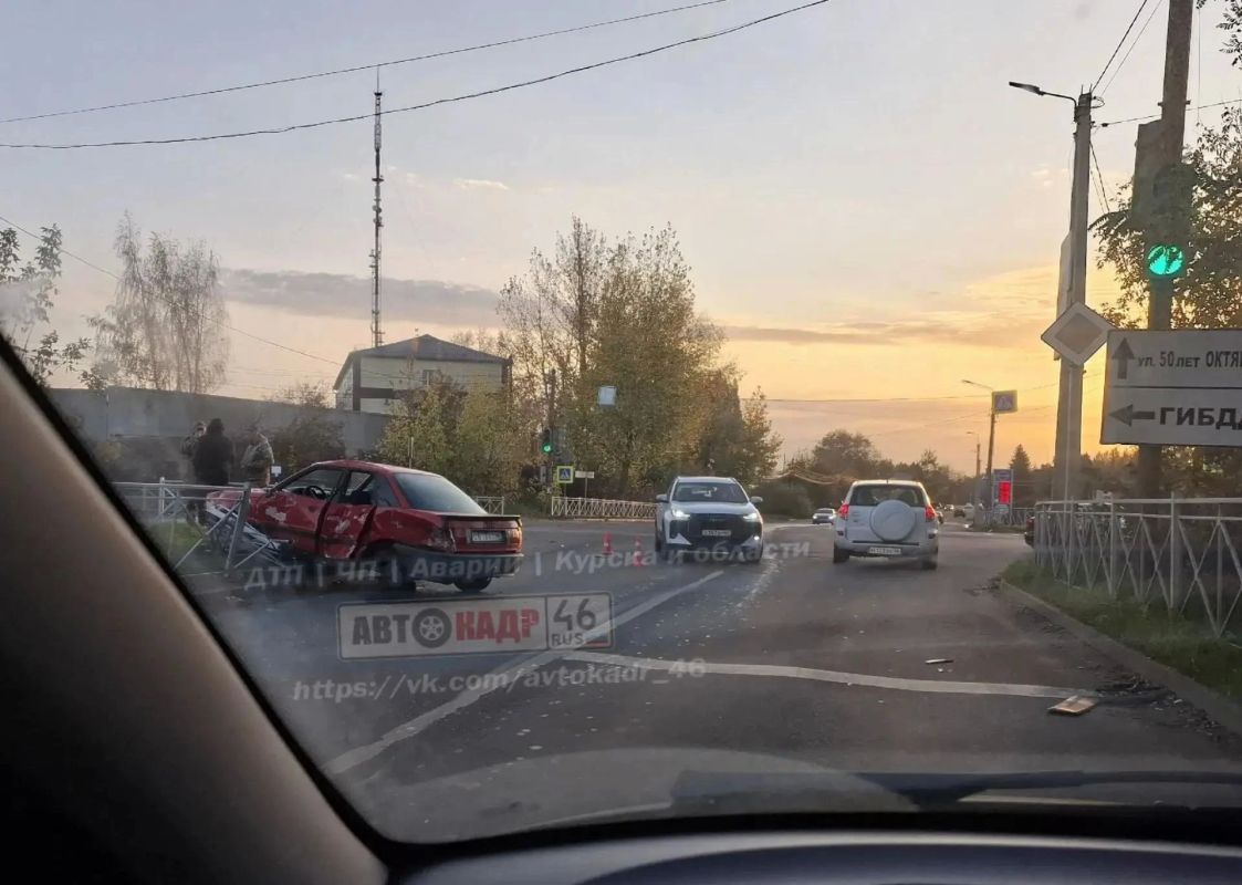 В Курске Audi пробила дорожное ограждение