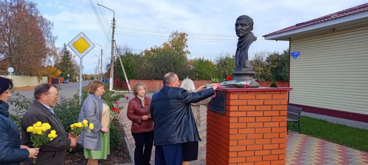 19 октября, в день рождения великого русского скульптора Вячеслава Михайловича Клыкова, у стен межпоселенческой библиотеки Черемисиновского района, носящей его имя, собрались те, кто чтит его наследие