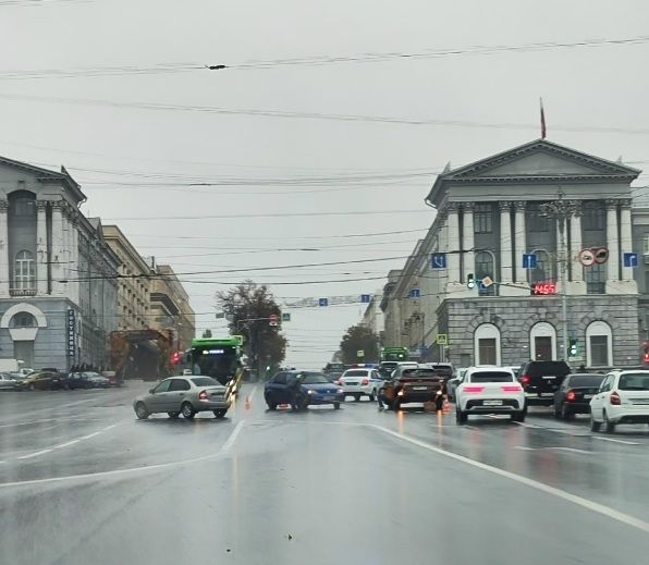 На Красной площади в Курске из-за ДТП собирается пробка