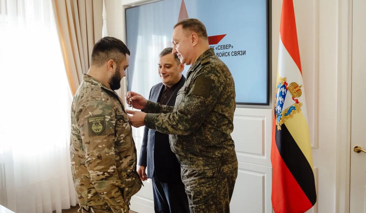 Хинштейн поздравил военных связистов и вручил награды добровольцам «БАРС-Курск»