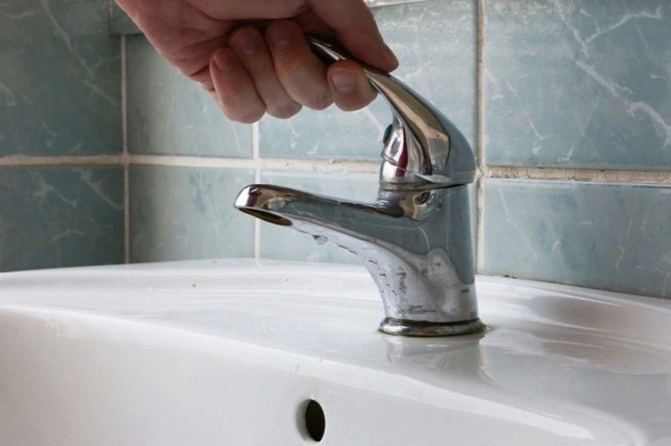 В Курске произошло аварийное отключение холодной воды на улице Семеновская