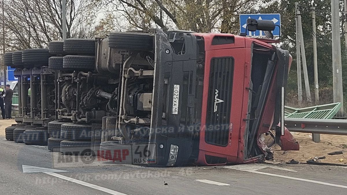 Сегодня, 22 октября, на окраине Курска на объездной дороге была зафиксирована жёсткая авария