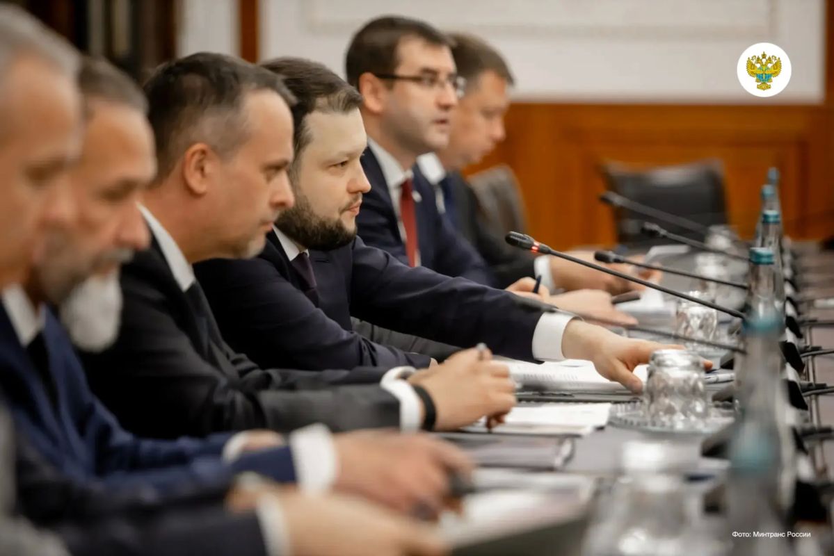 Развитие аэропорта Курска стало одной из тем рабочей встречи в Минтрансе, которую провел вице-премьер Андрей Никитин и глава ведомства Дмитрий Ядров с губернатором региона Александром Хинштейном