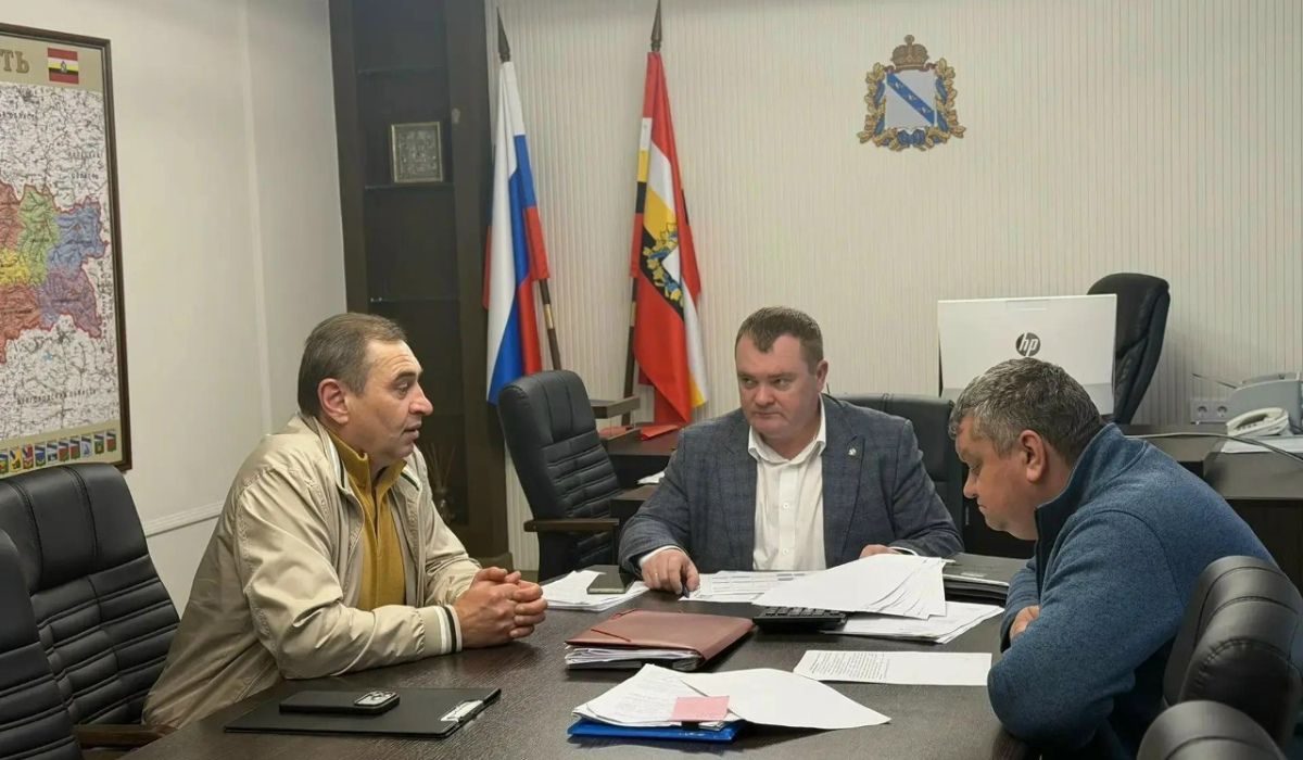 В Курской области решают проблему со спуском пруда у деревни Сербинка