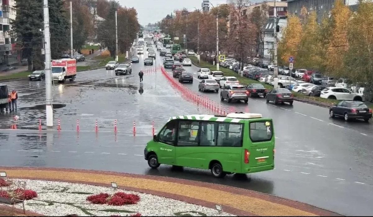 В Курске полиция напомнила о запрете остановки на островках безопасности