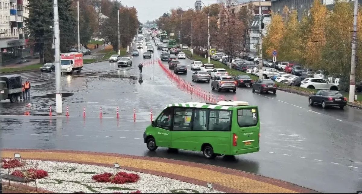 ПОЛИЦИЯ РАЗЪЯСНЯЕТ. Пунктами 12.4 и 12.5 Правил дорожного движения РФ стоянка и остановка транспортных средств на островках безопасности запрещена