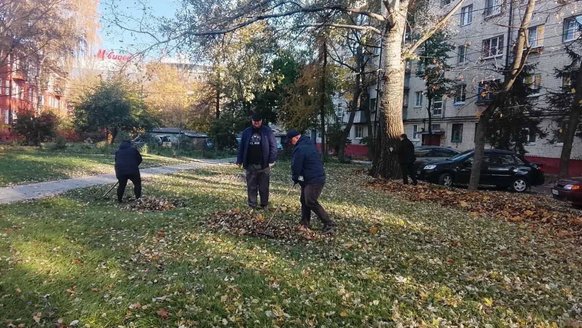 Вместе сделаем город чище. В сквере возле дома №66/8 по улице Карла Маркса куряне вооружились граблями, лопатами, мётлами и мешками, чтобы навести порядок – убрать опавшую листву и мусор