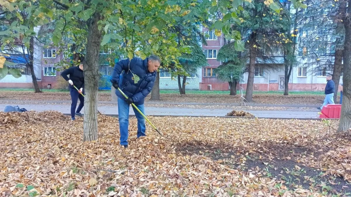 Александр Хинштейн принял участие в общегородском субботнике
