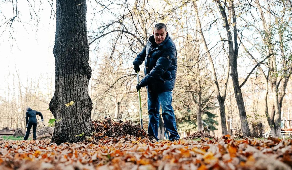 Губернатор Александр Хинштейн принял участие в первом осеннем субботнике