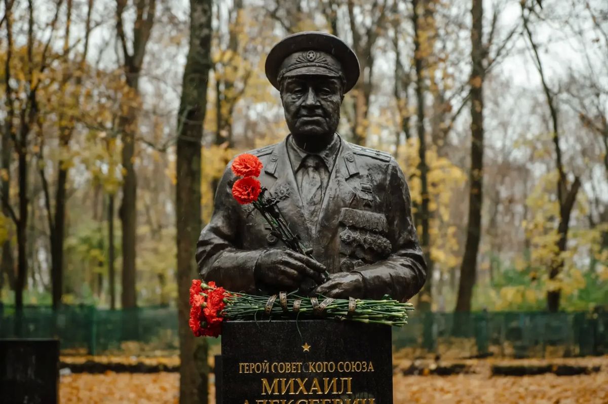 В Курске почтили память Героя Советского Союза Михаила Булатова
