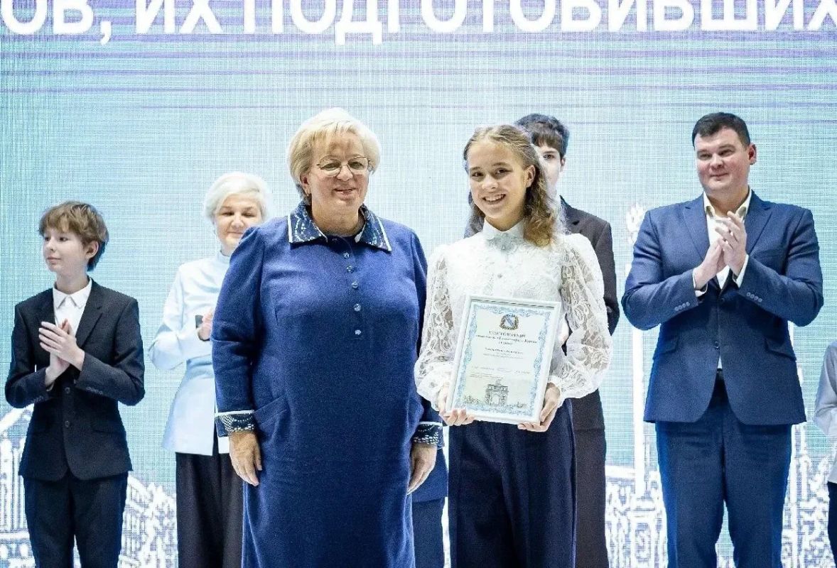 Единороссы вручили юным курянам стипендии главы города
