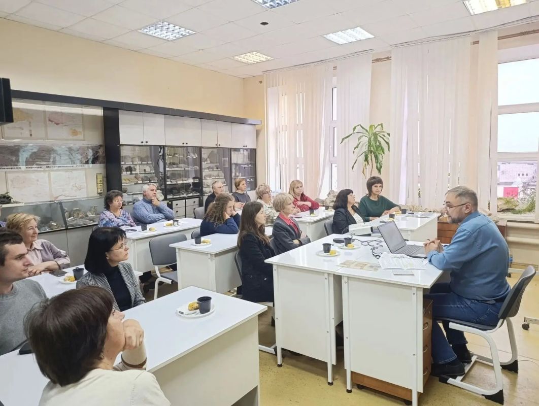 Учителя географии, члены Фатежского местного отделения Курского областного отделения РГО, члены Русского географического общества Гнездилова Наталья Толиевна (МКОУ "Верхнелюбажская средняя общеобразовательная школа)...