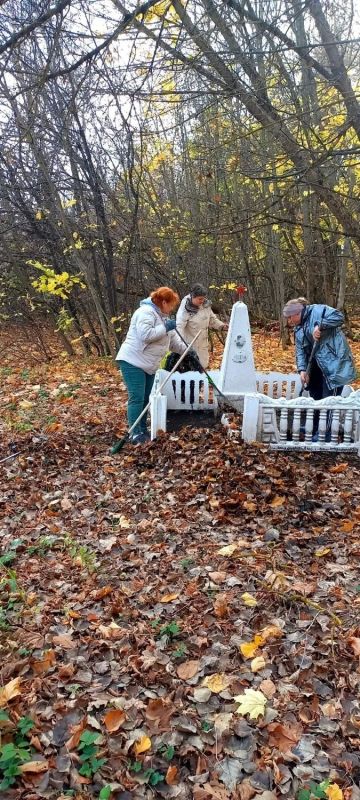 Память о героях Великой Отечественной войны жива! Сотрудники администрации Банинского сельсовета, а также коллективы Чермошнянского, Ржавского СДК и Чермошнянской библиотеки вместе вышли на уборку