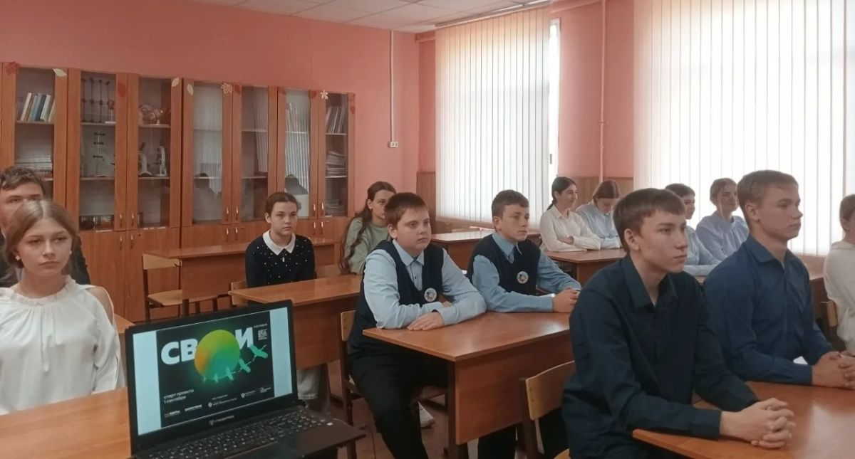 В Новопоселёновской школе прошли мероприятия в рамках проекта «СВОИ: Наследие», реализуемого Медиадвижением «КИБЕРЫ» совместно с Домом народов России и ФАДН России при поддержке Фонда президентских грантов