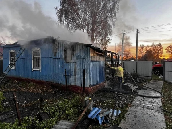 В Курской области у горящего дома обрушилась кровля
