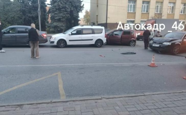 В Курске на ул.Ленина произошло массовое ДТП