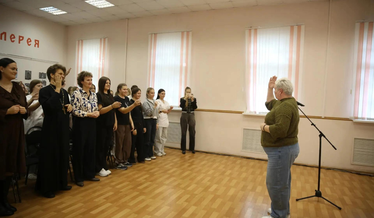 В Курске прошел практикум по жестовому языку в преддверии Дня сурдопереводчика