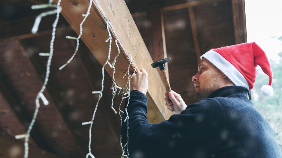 Поверьте, вам не нужны эти проблемы: вот как ни в коем случае нельзя вешать гирлянду