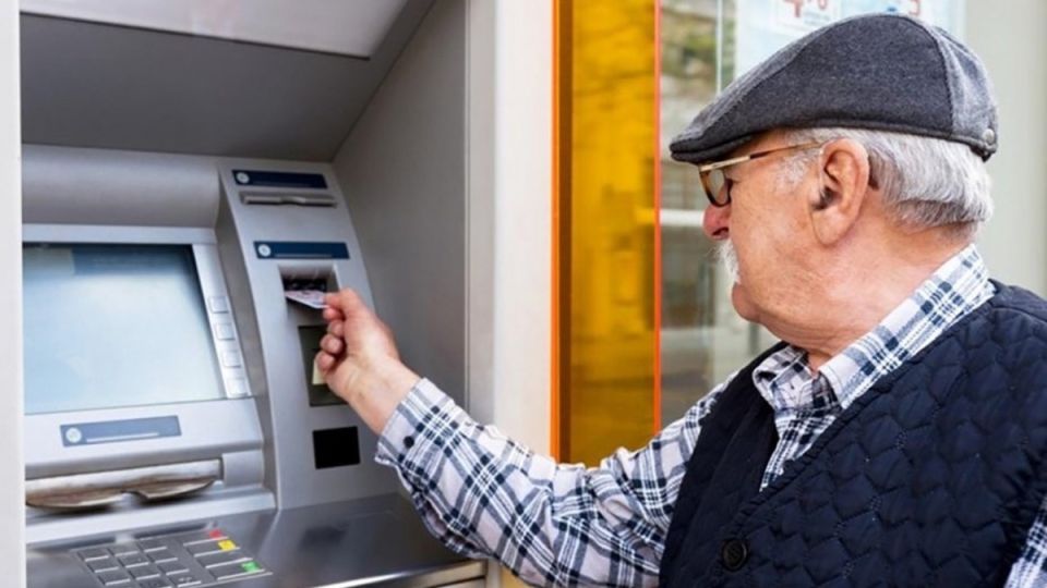 Пенсионеры обрабатывают новые финансовые советы: почему стоит снимать пенсию сразу