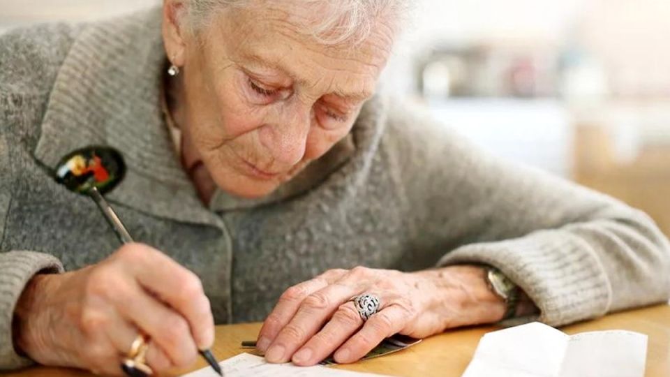 Почему российские пенсионеры спешат передать свои квартиры родственникам и что с этим делать?