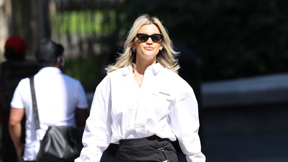 Простую белую рубашку носите только так: всегда будете выглядеть на миллион