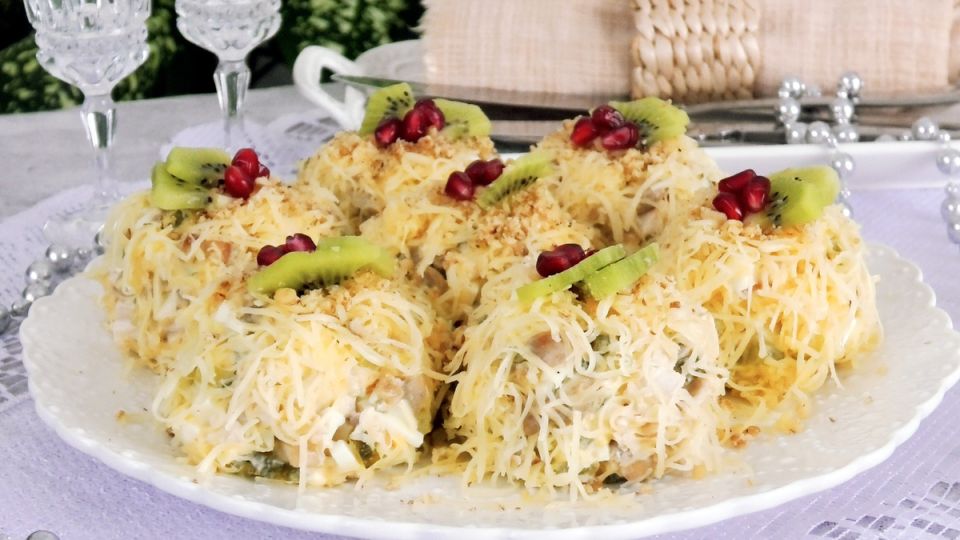 Изюминка новогоднего стола: Праздничный салат с оригинальной подачей