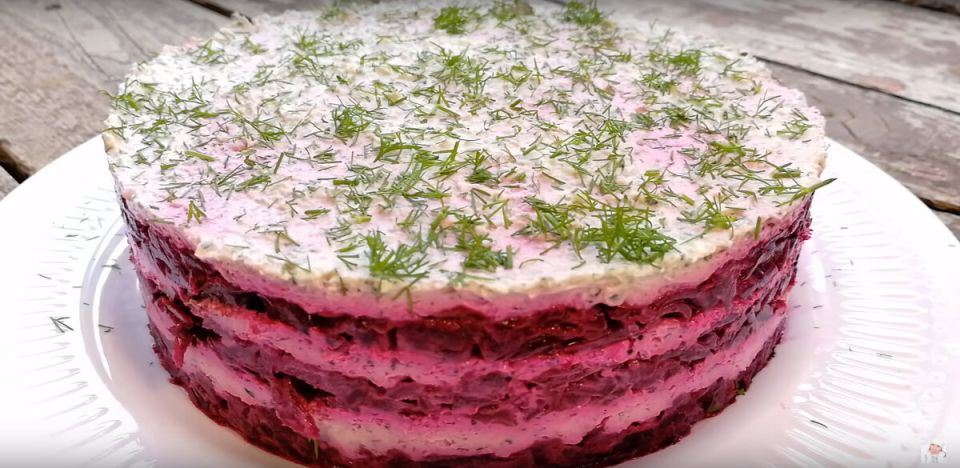 Неповторимый свекольный салат: закуска, которая станет звездой вашего стола